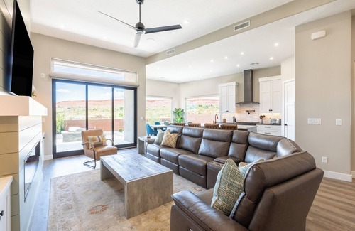 Washington House | SunChaser 2 Bed 2 bath Dog Friendly Private Home, Hot Tub, EV Charger