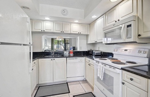 South Bradenton Condo | Suncoast Retreat - Updated Ground-Floor Condo Near IMG, Pools, Hot Tubs, Tennis, BBQ, and Beaches!