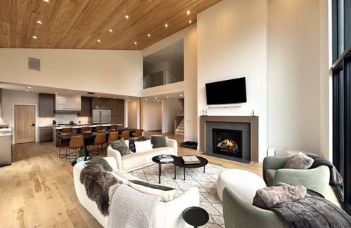 West Dover House | Sundance Village- Ski-on/off, Hot tub, Views, Clubhouse access @ MT Snow