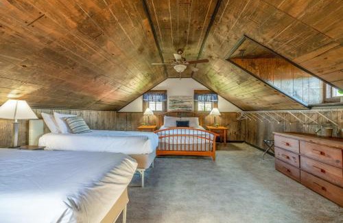 Ten Mile House | Sunfish Lodge Historic Cabin on Lakefront
