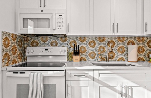 Southside Apartment | "Sunflower Cottage Apt" 2/1