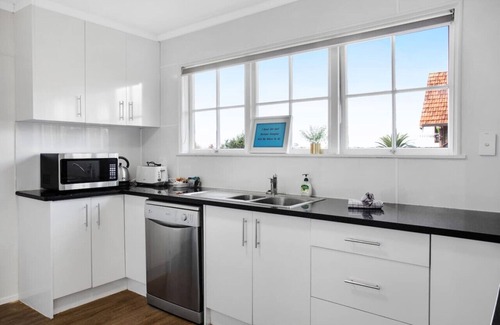 Greenlane - Ellerslie House | Sunlit Glow Home with Parking and Air-con