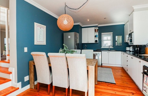 Knysna Central House | Sunlit 3-bedroom house in a secure marina estate in Knysna