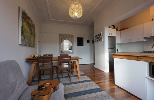 Randwick Apartment | Sunlit beach retreat.