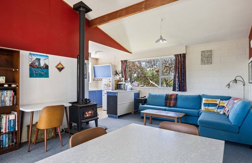 Te Horo Beach House | Sunlit Retreat - Te Horo Beach Holiday Home