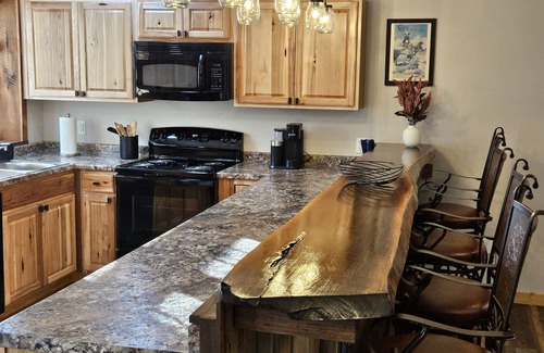 Rural Retreat Cabin | Sunni's Country Hideaway: Short Term Rental. Pet Friendly.