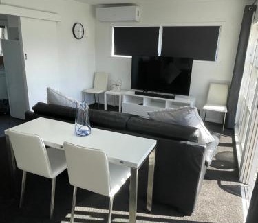 Hamilton East House | Sunny 2bdrm home close to Hospital & Gardens
