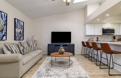 Palm Harbor House | Sunny 2BR/2BA Coastal Retreat – Walk to Dining, Near Beach & Trails