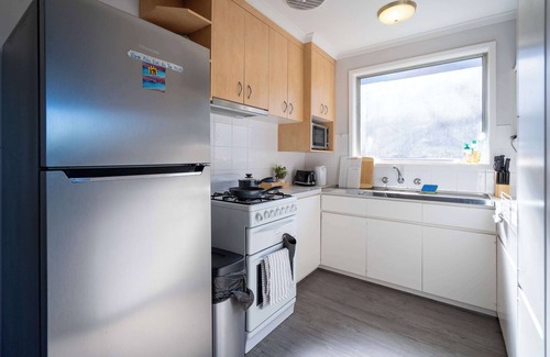 Highton Apartment | Sunny 2BR Home in Highton – Easy Geelong Access