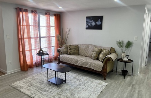 Regency Park House | Sunny 3bd home! 10 mins to the beach