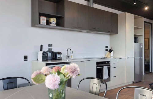 Petone Apartment | Sunny 3BR Petone Apt – Ocean Views, Walk to Shops
