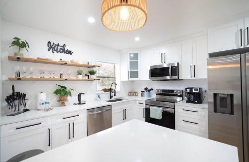Meadowlawn House | Sunny 4br Stpete Getaway Home