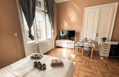 Szentimrevaros Apartment | Sunny and Calm Apartment Central Buda