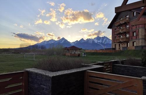 Velka Lomnica Apartment | Sunny Apartment with Terrace Tatragolf H104
