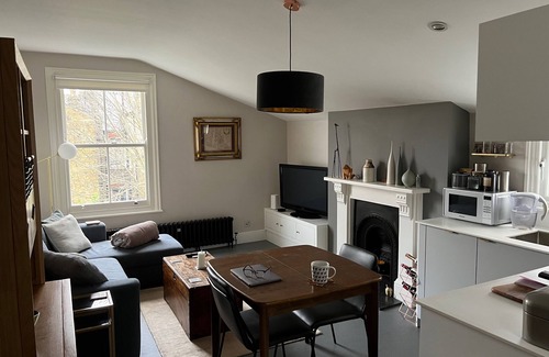 St. Leonard's Apartment | Sunny attic near Tooting Bec common