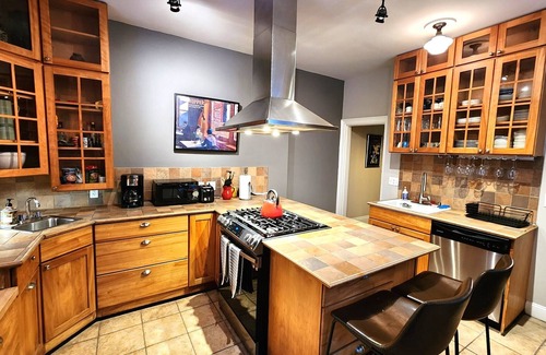 Highland Park Apartment | SUNNY! *BOOK NOW!* FABULOUS! * UbEr Cool* Minutes to Center!