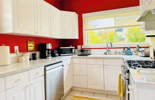 Upper East House | Sunny Bungalow with Sky View Terrace steps to Cafes, Theatre, Music