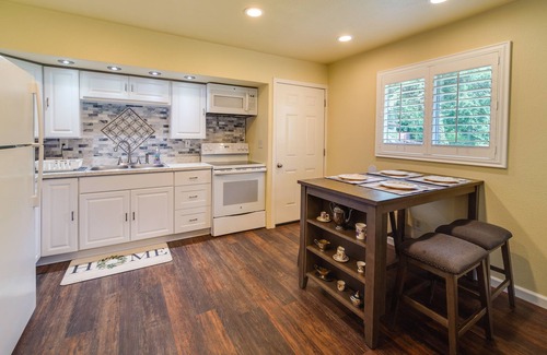 Shasta Lake Cottage | Sunny California Retreat w/Pool Access & Patio!