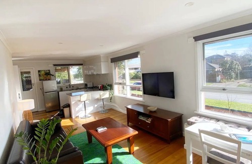 Frankston House | Sunny central stay, entire unit