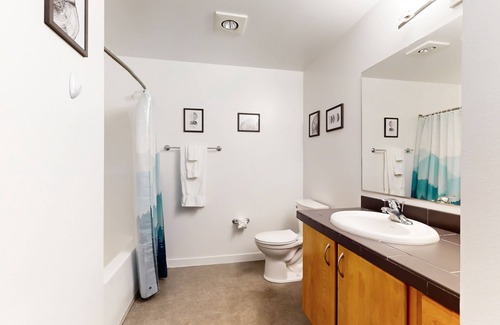Bend Condo | Sunny condo with open layout, smart TV, balcony, W/D, & AC - great location