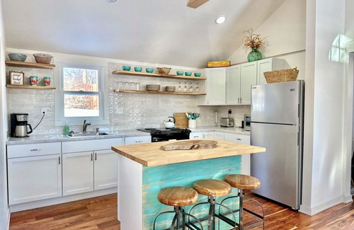 Oskaloosa House | Sunny Cottage: Fire pit, close to biking & walking trails and historic downtown.