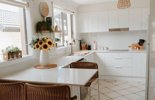 Barrack Point House | SUNNY DAYZ SHELLHARBOUR-4 bed home 5 mins walk to 2 beaches with outdoor jacuzzi