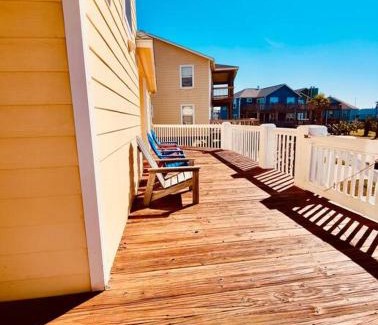 Port Bolivar House | Sunny Delight - Sleeps 10 - Generous Space!