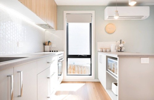 West Launceston Apartment | Sunny Delight: WiFi & Parking