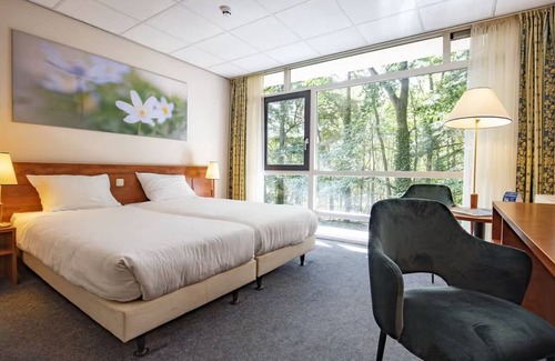 Zon en Schild Hotel | Sunny Garden Oasis with Free Parking, Outdoor Terrace & Nature Walks