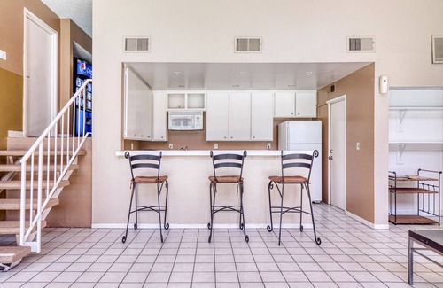 Atwater Village Apartment | Sunny Glendale 1BR w/Gym, Pool, Lounge, walkable location, by Blueground