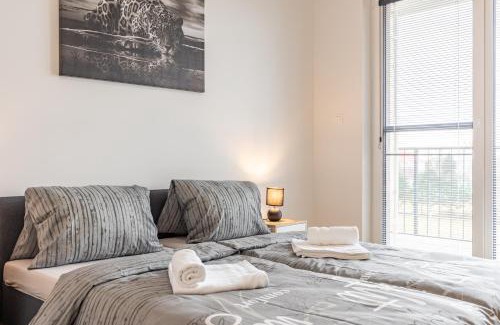 Raca House | Sunny Haven: Modern 2BR,Garage, WiFi,Stream
