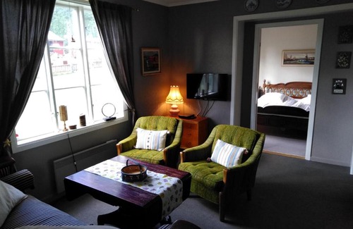 Bergvik House | Sunny Hill Cottage