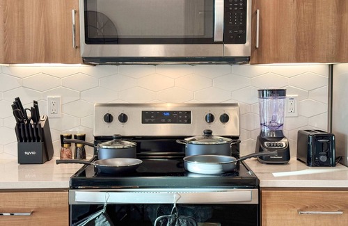 Beverly Hills Apartment | Sunny Home in Mid-Hollywood (Pool + Free Parking) 10min to Universal Studios