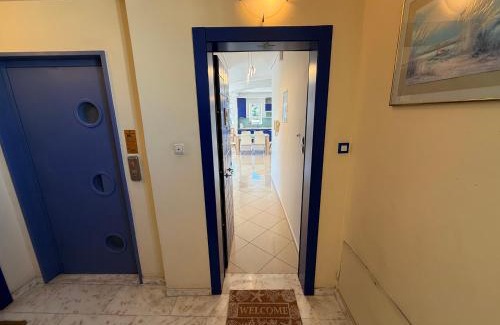 Peristeri Apartment | Sunny Home Private Jacuzzi Hydromassage, Fireplace, Acropolis & Lycabettus View, Underground Parking, 300m Metro Peristeri