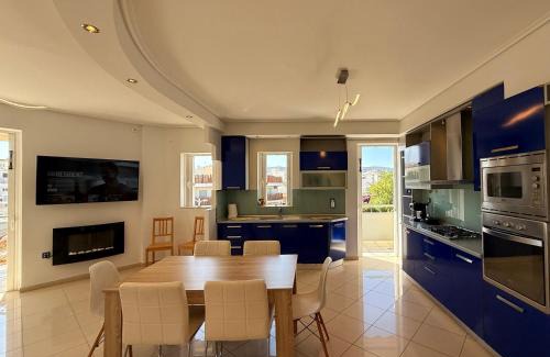 Peristeri Apartment | Sunny Home Private Jacuzzi Hydromassage, Fireplace, Acropolis & Lycabettus View, Underground Parking, 300m Metro Peristeri