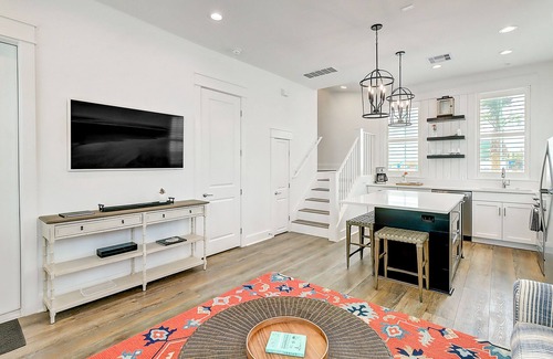 Port Aransas Cabin | Sunny house by the beach with pool, adorned modern furnishings & balcony seating