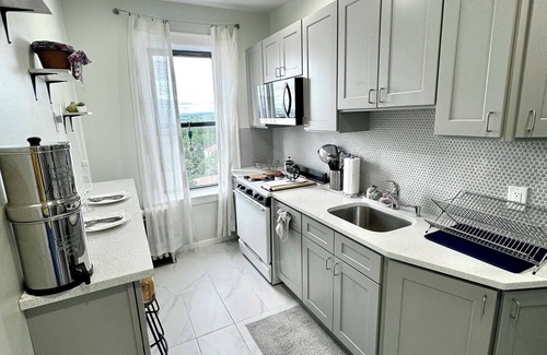 West Side Condo | Sunny Jersey City 1BR - 25min to NYC & EWR, King Bed & Park Views