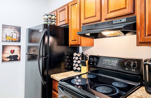 Hedrick Acres Condo | Sunny King-sized 1BD Condo near UofA/UMC w/Pool & Parking, Low Summer Rates! π