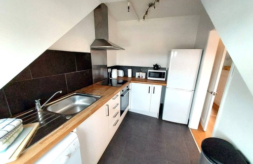 Catford Apartment | Sunny loft apt in London, a perfect base for tourists. Homely with amenities.