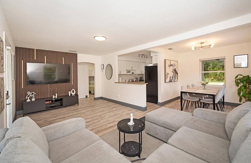 Miami Shores House | Sunny Miami Stay Pool BBQ Centrally Located Perfect for Families/Groups