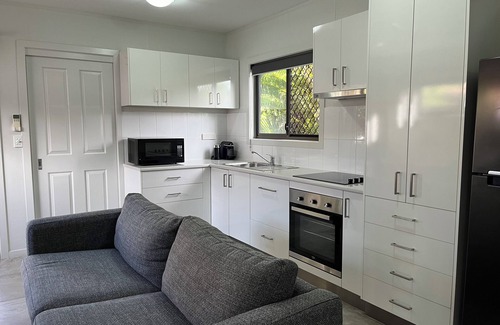 Daisy Hill Villa | Sunny, modern, and clean guesthouse in Daisy Hill, leafy and convenient location