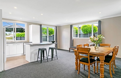 Kinloch House | Sunny, Modern Home only a short walk to the lake