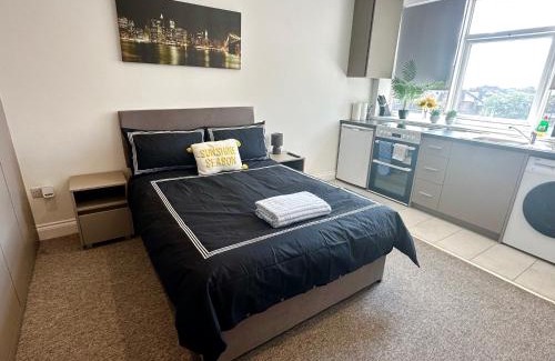 West Hendon Apartment | Sunny Modern, Private Apartment,15 Mins To Central London