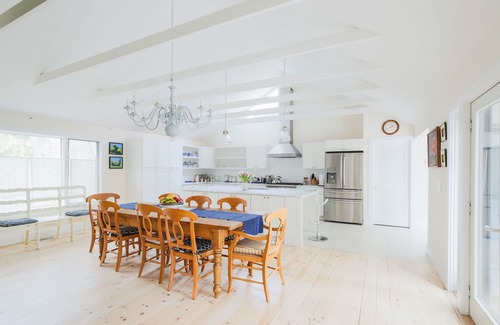East Hampton North House | SUNNY, OPEN AND SPACIOUS TASTEFULLY RENOVATED OASIS TWO MINUTES TO TOWN