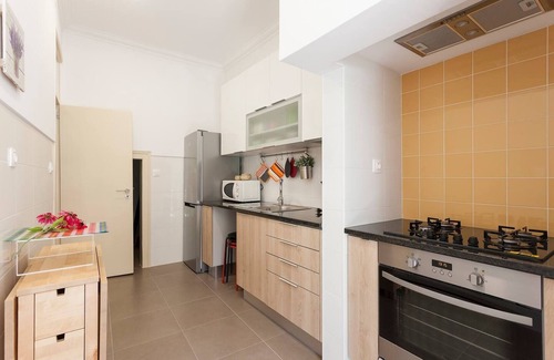 Penha de Franca Apartment | Sunny orange garden apartment in central Lisbon