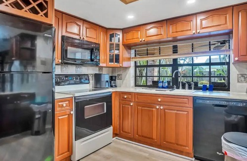 Sunrise House | Sunny Paradise w/Saltwater Pool Hot Tub & BBQ Grill Fort Lauderdale Sawgrass