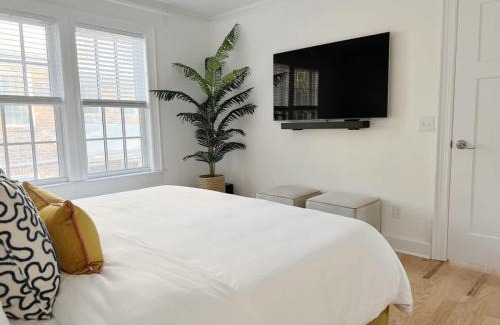 Dixon Park Apartment | Sunny & Playful Carriage House in Downtown Savannah Stay Here and Walk Everywhere