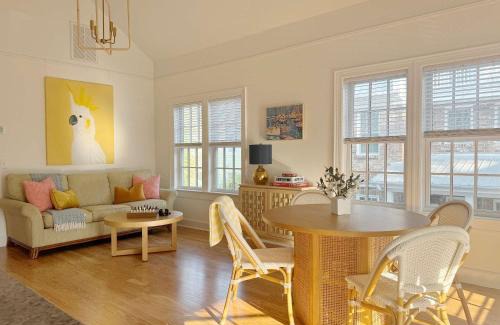 Dixon Park Apartment | Sunny & Playful Carriage House in Downtown Savannah Stay Here and Walk Everywhere