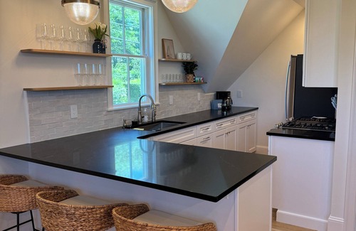 Newport East Apartment | Sunny Retreat Near 2 Beaches - Ideal Summer Stay for Couples & Families