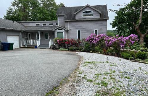 Quaker Hill House | Sunny river view suite